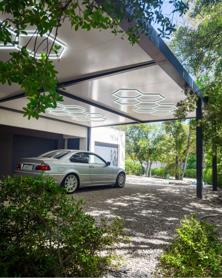 Carport contemporain avec éclairage LED