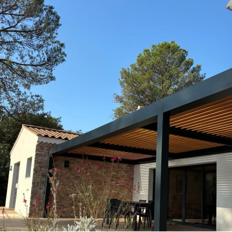 Pergola bioclimatique contemporaine
