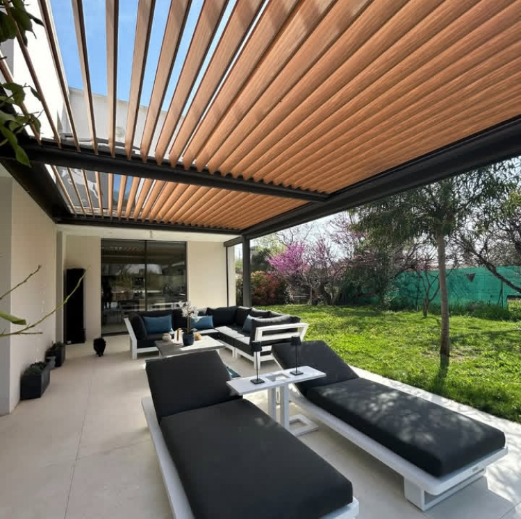 Pergola bioclimatique avec lames finition bois