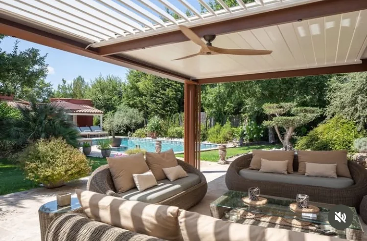 Pergola avec ventilateur de plafond
